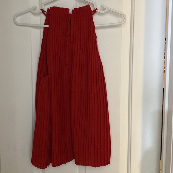 RW&CO red pleated sleeveless top - Picture 2 of 8